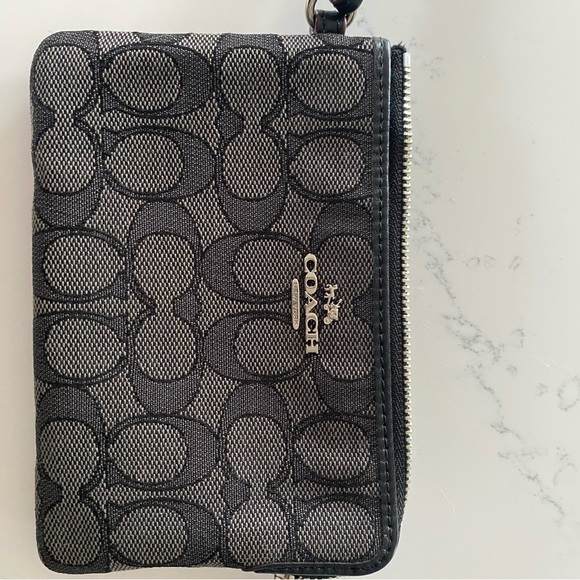 Brand new Coach zip wristlet - Picture 3 of 4